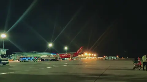 Sân Bay Quốc Tế Cam Ranh về đêm mà thấy lung linh zị ta... #sanbaycamranh  #airport  #maybay  #vietjetair  #chill 