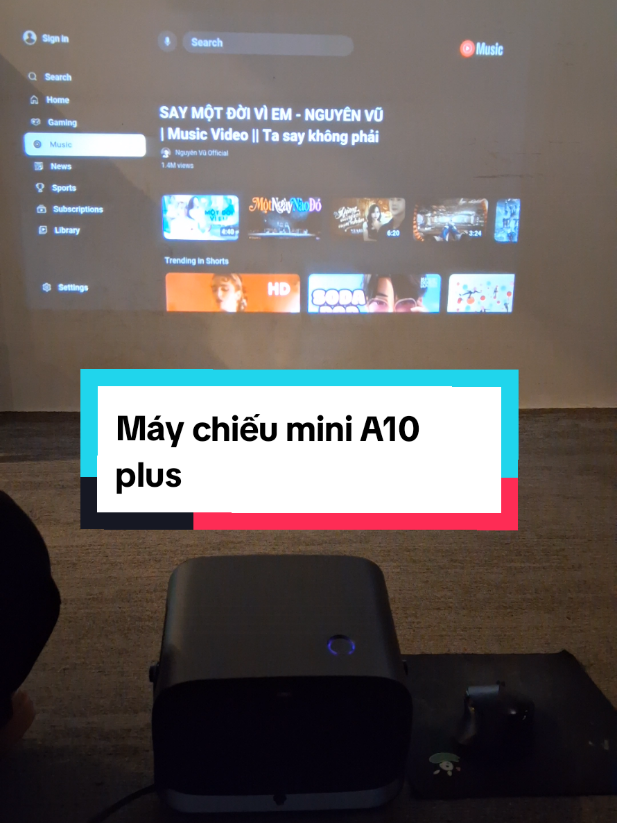 Vừa bóc hộp em máy chiếu A10 Plus mà mê luôn 😚 Hình ảnh Full HD, hỗ trợ 4K, Wifi 6 mượt mà, xoay 360* gắn tường/ trần đều okela. Giờ ở đâu cũng có thể set up thành rạp chiếu phim - chỉ cần có A10 Plus 🫡 @Shop ✨️ Bling Bling ✨️ @Shop ✨️ Bling Bling ✨️ @Shop ✨️ Bling Bling ✨️  #maychieumini #maychieu #a10plus  #xuhuong  #manchieutuongphancao 