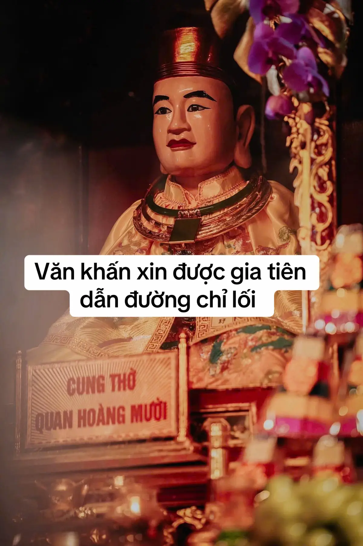 Văn khấn xin được gia tiên dẫn đường chỉ lối Nam mô a di đà phật ! Nam mô a di đà phật ! Nam mô a di đà phật ! Con xin kính lậy chín phương trời , con xin kính lậy mười phương đất, con xin kính lậy mười phương chư phật, chư phật mười phương ! Con xin kính lậy Hoàng Thiên Hậu Thổ cùng chư vị tôn thần Con xin kính lậy ngài Đông Trù Tư Mệnh Táo Phủ Thần Quân Con xin kính lậy ngài Bản Cảnh Thành Hoàng Chư Vị Đại Vương Ngài bản xứ Thần Linh Thổ Địa, Ngài Bản Gia Táo Quân, Long Mạch Tài Thần Con xin kính lậy Chúa Bà Bản Cảnh Xứ, Bà Chúa bản đất nơi đây Con xin kính lậy các ngài ngũ phương, ngũ thổ, phúc đức chính thần Con xin kính lậy ngài tiền chủ, hậu chủ, địa chủ tài thần Con xin kính lậy các tôn thần cai quản trong khu vực này !  Con xin kính lậy bà Tổ Cô ! Con xin kính lậy Bà Cô , Ông Mãnh ! Con xin kính lậy các cụ Cao Tằng Tổ Khảo, Cao Tằng Tổ Tỷ , cô gì tỉ muội, thúc bá đệ huynh, con xin kính lậy các cô bé cậu bé tại gia, các cô bé cậu bé đỏ và các vong linh nội ngoại ! Hôm nay là ngày……tháng…..năm…. Tín chủ con là… Ngụ tại…….cùng đồng gia môn quyến đẳng. Hôm nay tín chủ chúng con nhất một lòng tòng một đạo, nhờ ơn của trời đất, chư vị tôn thần,nhờ công ơn cao dày của tiên tổ thành tâm sắm lễ đăng trà quả thực, thanh bông hoa quả, thắp nén hương thơm kính dâng trước án. Chúng con kính mời : ngài Đông Thần Quân, ngài bản cảnh Thành Hoàng chư vị đại vương, ngài bản xứ thần linh thổ địa, ngài bản gia táo quân, long mạch, tài thần, con xin thỉnh mời các tôn thần cai quản trong khu vực này. Chúng con kính mời : Bà tổ cô, gia tiên tiền tổ nội ngoại cúi xin thương xót con cháu giáng lâm giáng án chứng giám lòng thành thụ hưởng lễ vật. Dạ tấu thưa, gia chủ chúng con người trần mắt thịt, nhẫn nhục nan chi, việc âm chưa tỏ việc dương chưa tường. Đầu con còn dại, mắt còn tối, môi con còn mờ. Trước là con xin sám hối các ngài cùng gia tiên tiền tổ. Trong thời gian qua chúng con có lầm lỗi điều chi hay chếch lệch điều gì xin được đại xá ! Hiện nay chúng con đang …………….(đang gặp vấn đề gì mọi người kêu nấy……..) Cúi xin các ngài cùng gia tiên tiền tổ thương xót, tối tú tối linh, phù hộ độ trì, khai tâm khai sáng, khai nhĩ khai khẩu, dẫn đường chỉ lối cho chúng con biết đường mà lội, biết lối mà đi, được hanh thông mọi việc. Tín chủ chúng con lại kính mời các vị tiền chủ, hậu chủ ngụ tại nhà này đất này đồng lâm án tiền, đồng lai hâm hưởng, phù hộ cho gia đình chúng con luôn mạnh khỏe, toàn gia an lạc, công việc được hanh thông, , cầu tài đắc tài, cầu lộc đắc lộc cầu bình an đắc bình an, mưa thuận gió hòa, tai qua nạn khỏi. Chúng con lễ bạc tâm thành trước án kính lễ cúi xin được phù hộ độ trì #tuhuyenminhphamvanhai #phamvanhaihd912 #phamvanhaituhuyenminh #vankhan #sachtuyentapvankhan 