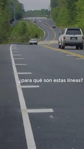 Este video ilustra uno de los principios centrales de la teoría del nudge, desarrollada por Richard H. Thaler y Cass R. Sunstein en su libro Nudge: Improving Decisions About Health, Wealth, and Happiness (2008). Según esta teoría, el comportamiento humano puede modificarse no solo con incentivos o castigos, sino mediante el diseño del entorno de decisión. Un nudge o “empujón conductual” no impone ni restringe, sino que cambia la percepción para guiar comportamientos más seguros sin eliminar la libertad de elección. En seguridad vial, un ejemplo clásico son las líneas transversales de velocidad, conocidas como perceptual speed bars. Estas líneas, pintadas cada vez más juntas conforme el conductor se acerca a una curva o intersección, generan la ilusión de estar acelerando. El cerebro interpreta esta sensación y, de forma automática, el conductor reduce la velocidad. La evidencia científica es clara. En Chicago, el Federal Highway Administration registró reducciones de entre 8 y 14 km/h en la velocidad promedio y una disminución del 50% en los accidentes tras implementar este diseño cerca del aeropuerto O’Hare. En el Reino Unido, estudios del Transport Research Laboratory mostraron reducciones de 14 km/h y hasta 50% menos colisiones en carreteras rurales. En Japón, el National Institute for Land and Infrastructure Management documentó reducciones de 10 km/h en la velocidad y 36% en los accidentes en autopistas. Estos resultados demuestran que el diseño puede ser tan eficaz como las políticas tradicionales. Sin incentivos. Sin castigos. Solo diseño. Fuente: Thaler, R. H., & Sunstein, C. R. (2008). Nudge: Improving Decisions About Health, Wealth, and Happiness. Yale University Press. #NudgeTheory #RichardThaler #CassSunstein #SeguridadVial #BehavioralDesign    