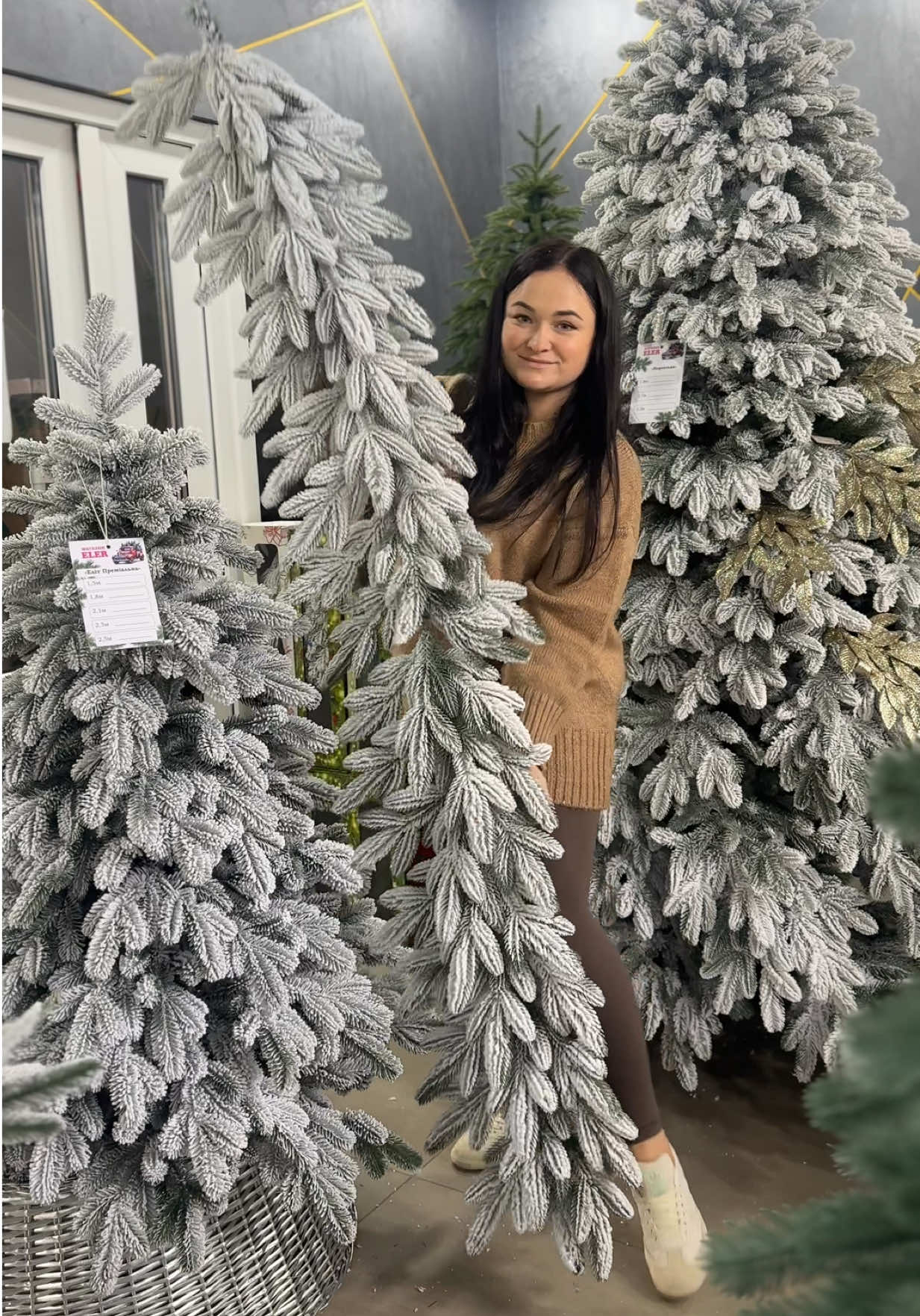 Ідеальне доповнення до новорічного декору 🎅🏻 Ялинкова гірлянда з серії Vercal Гірлянда Версаль іде повністю литою 👌 Засніжена білосніжним штучним снігом ❄️❄️❄️ Який дуже добре тримається 💥 Довжина гірлянди 2м  Можна брати декілька та з’єднувати їх між собою ❄️ Ідеально підійде при прикраси камінів , підвіконників та перил🎄 Надасть новорічну атмосферу та зробить Ваше свято незабутнім ☺️🎅🏻 Є опт від 10шт. 📌Для замовлення пишіть нам в дірект  📌Вайбер 0987466442 📌Самовивіз з Офлайн магазину в Брошнів-Осаді 22січня 71 #гірляндаялинкова#литагірянда#засніженагірлянда#хвойнігірлянди#гірляндаверсаль#