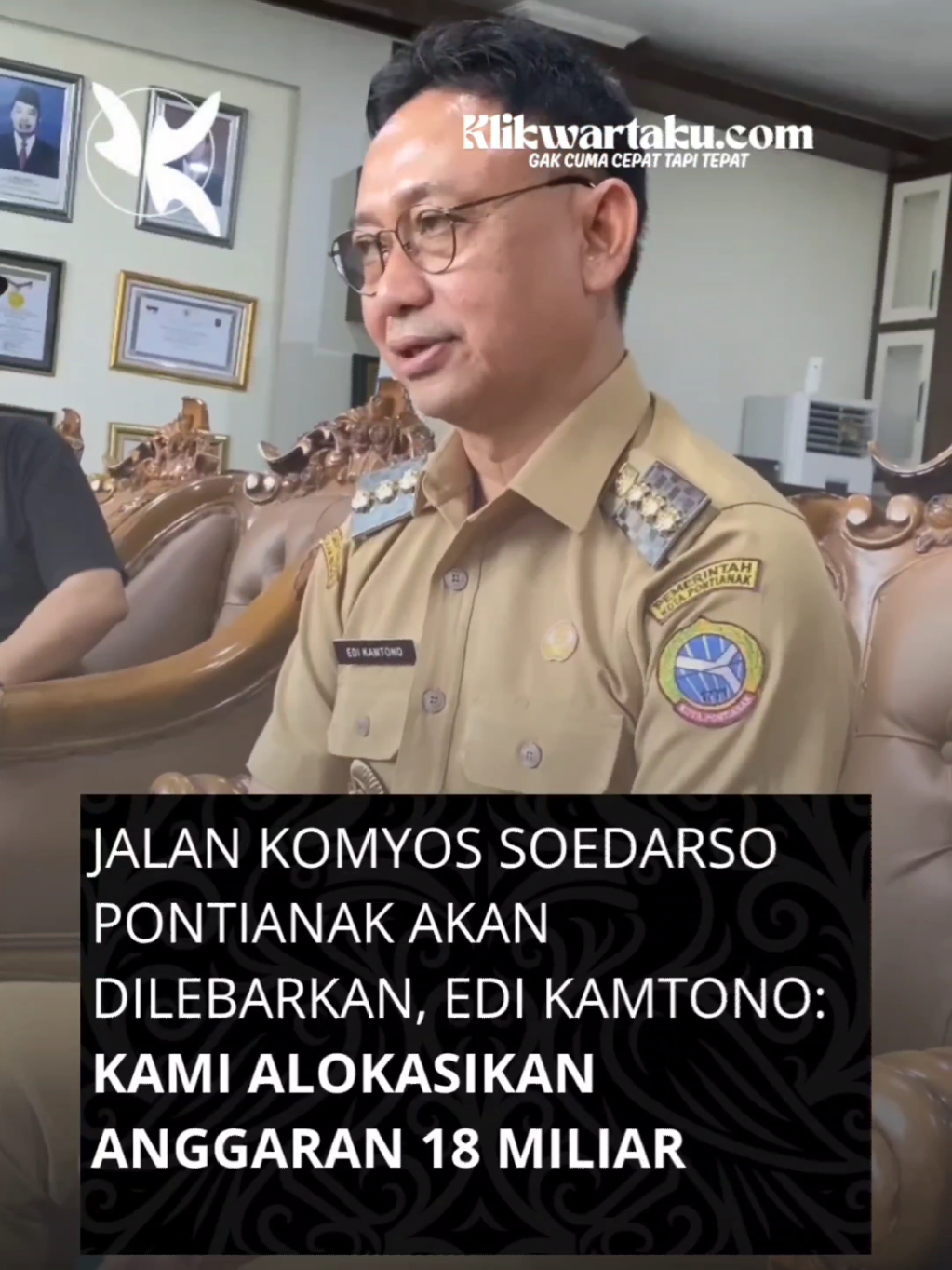 Pemkot Pontianak akan melebaran Jalan Komyos Soedarso pada tahun 2026 dengan anggaran sebesar Rp18 miliar. Wali Kota Pontianak Edi Rusdi Kamtono menjelaskan, jalan yang sempat berstatus nasional pada 2022 itu kini kembali menjadi jalan kota, sehingga bisa segera ditangani oleh Pemkot. Dari total panjang jalan, sekitar 40% masih memiliki lebar 9–12 meter. Tahun depan, seluruhnya akan diselesaikan menjadi 16 meter sesuai grand design. Pelebaran dimulai dari depan Masjid Sirajul Munir, untuk mengurai kepadatan lalu lintas akibat aktivitas pelabuhan di kawasan tersebut.  Baca selengkapnya di Klikwartaku.com #Klikwartaku #Pontianak #KomyosSoedarso #PelebaranJalan #PemkotPontianak 