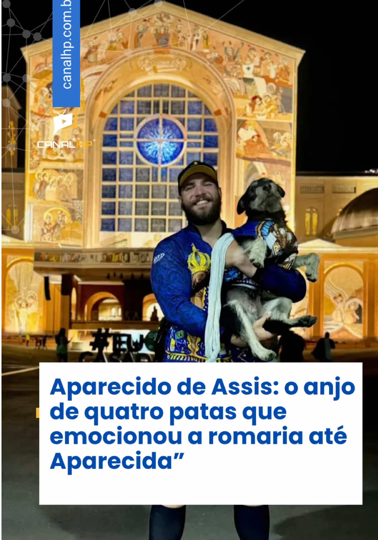 UM ANJO DE QUATRO PATAS E UMA JORNADA DE FÉ  Entre os dias 6 e 10 de outubro, um grupo de fiéis partiu de Guarulhos (SP) rumo ao Santuário Nacional de Aparecida, percorrendo cerca de 150 km pela Rodovia Presidente Dutra em homenagem ao Dia de Nossa Senhora Aparecida. O que ninguém esperava era a presença de um companheiro especial na caminhada: um cachorrinho “fiapo de manga”, que apareceu no trajeto, seguiu os romeiros e encantou todos com sua lealdade. O policial civil César Franco, que participou da romaria pela primeira vez, acabou adotando o pequeno viajante - que agora atende pelo nome de Aparecido de Assis, em referência a Nossa Senhora Aparecida e São Francisco de Assis, o padroeiro dos animais. “O Aparecido é como um anjo. Muitas pessoas relatam nas redes que também foram acompanhadas por ele”, contou César. Uma história de fé, encontros e destino. ✨ #romaria #nossasenhoraaparecida #Fé #devoção #históriasqueinspiram     