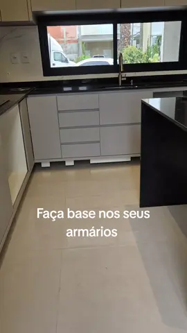 Antes eu fazia a base em alvenaria, mas hoje prefiro resolver com o próprio MDF. O marceneiro fixa uma chapinha no armário, sem encostar no chão, e eu finalizo com o porcelanato ou a pedra por cima. Depois é só vedar com rejunte  — assim, se entrar água, ela não tem contato direto com a madeira. 💡 Resultado: visual limpo, execução prática e rapida!#cozinha #arquiteta #construtora #creatorsearchinsights 