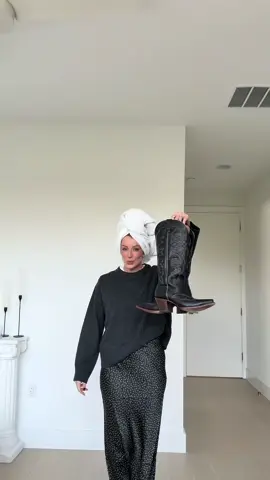 My go to quick outfit for a busy day by @onequince  the oversized cashmere mockneck is a MUST.  #QuincePartner they also give me a promo code for you to get $$$ off your next order! It’s INFG-25AMANDANELZ10  