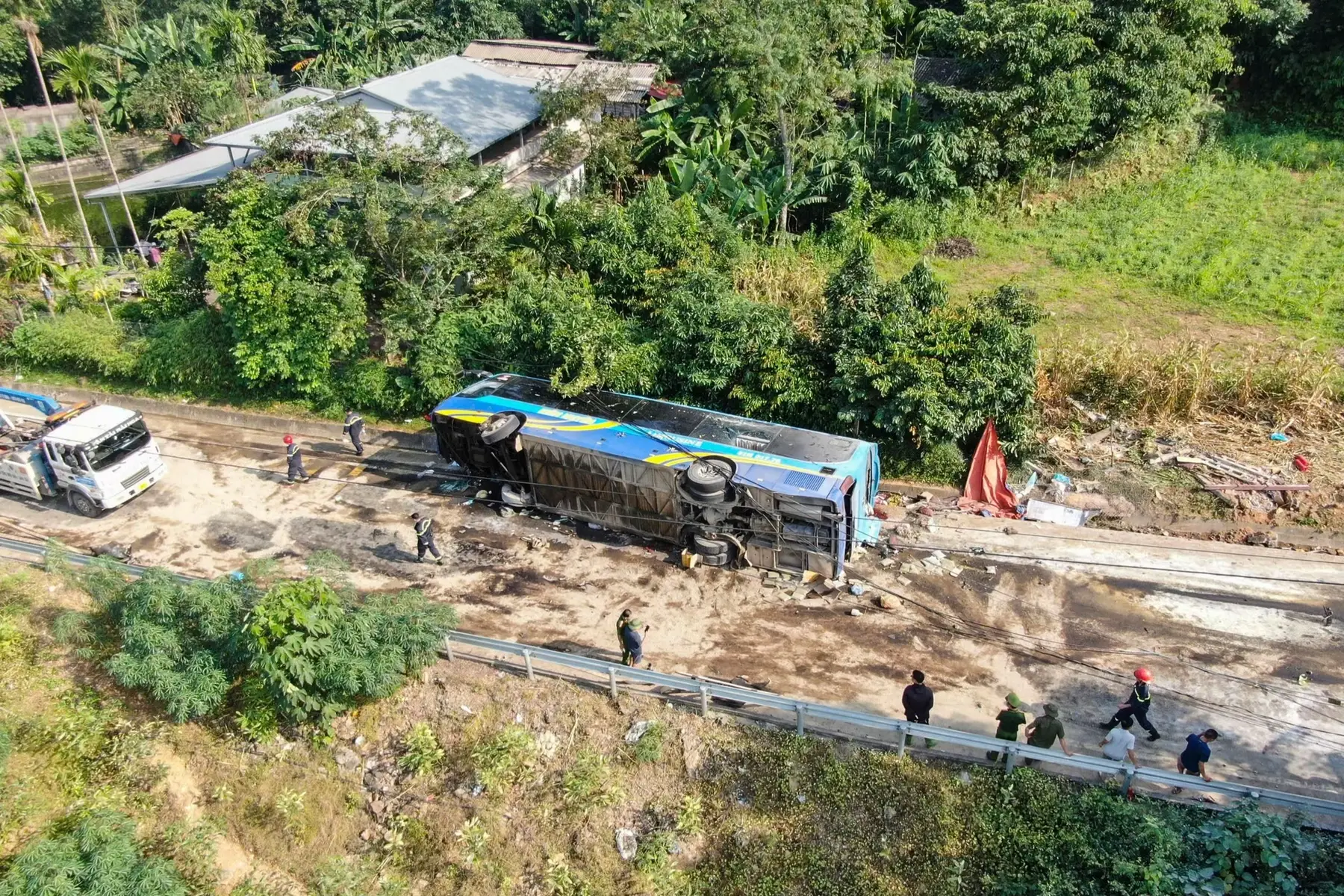 Khoảng 12h ngày 13/10, tại km4+100 đường tỉnh 172, đoạn qua địa bàn xã Việt Hồng (tỉnh Lào Cai), xảy ra vụ tai nạn giao thông nghiêm trọng khiến 3 người chết, 19 người bị thương (theo thông tin chính thức từ UBND tỉnh Lào Cai). Thông tin ban đầu là 2 người chết, 5 người bị thương. Danh tính 3 nạn nhân tử vong gồm: Bà H.T.T. (48 tuổi, trú tại tỉnh Lào Cai); anh L.V.H. (30 tuổi, trú tại tỉnh Lào Cai), H.Đ.N. (35 tuổi, trú tại tỉnh Lào Cai). Trao đổi với phóng viên Dân trí, lãnh đạo UBND xã Việt Hồng cho biết vào thời gian trên, xe khách biển kiểm soát 21H-017.xx (chở khoảng 26 người) trong quá trình di chuyển bất ngờ mất lái, lao vào ta luy dương bên đường.  Cú va chạm mạnh khiến phần đầu xe bị biến dạng, ô tô bị lật nghiêng, xăng, dầu chảy tràn ra mặt đường. Nhiều mảnh vỡ từ vụ tai nạn văng tung toé khắp mặt đường. Theo lãnh đạo UBND xã Việt Hồng, qua xác định ban đầu, vụ tai nạn do xe khách bị mất phanh, ô tô tự gây tai nạn. Nhận được tin báo, Phòng Cảnh sát giao thông Công an tỉnh Lào Cai cử cán bộ tới hiện trường để bảo vệ, phối hợp với các lực lượng khác tổ chức cứu hộ, cứu nạn, điều tra nguyên nhân vụ việc. Khu vực xảy ra tai nạn vừa bắt đầu hết khúc cua tay áo trên đường tỉnh 172. Ảnh: Văn Đức #dantrinews #xuhuong #LearnOnTikTok 