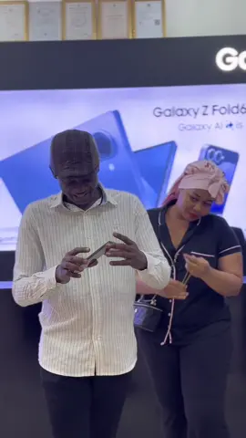 ILA WANAWAKE😂😂😂 @samsungtanzania  Akianza na Story nyingi mpe Galaxy A26 na utaona kimya ….. ikidondoka sasa tembelea Samsung service centre iliyo karibu yako.  Hakikisha unajisajili na huduma ya Samsung care+ ndani ya siku 30 baada ya kununua simu, ili upate 1 free screen replacement pale tu simu yako itakapopata hitilafu. #AwesomeIntelligence #TeamGalaxy Cc: @_lu.ivan  🎥: @panthertz1 @sixndale  Edits: @jaykiporo 