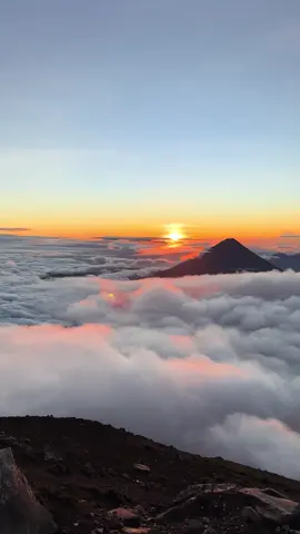 Amanecer en el Volcán Acatenango#turismoguatemala #viajerosguatemala #escaladores #viajerosporelmundo 