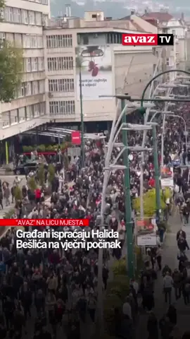 Dženaza bh. pjevaču Halidu Bešliću klanjana je danas u haremu Gazi Husrev-begove džamije, u Sarajevu, a veliki broj građana, prijatelja, kolega okupio se upravo na tom mjestu. Tužna su lica onih koji su pristigli, a tišina i muk vlada Sarajevom.  #halidbeslic #sarajevo #fyp #bih #balkan 