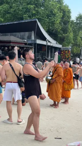 เป็นเกย์ก็ต้องแสวงบุญนะ ตี้ถึงเช้าได้ ก็ต้องทำบุญได้