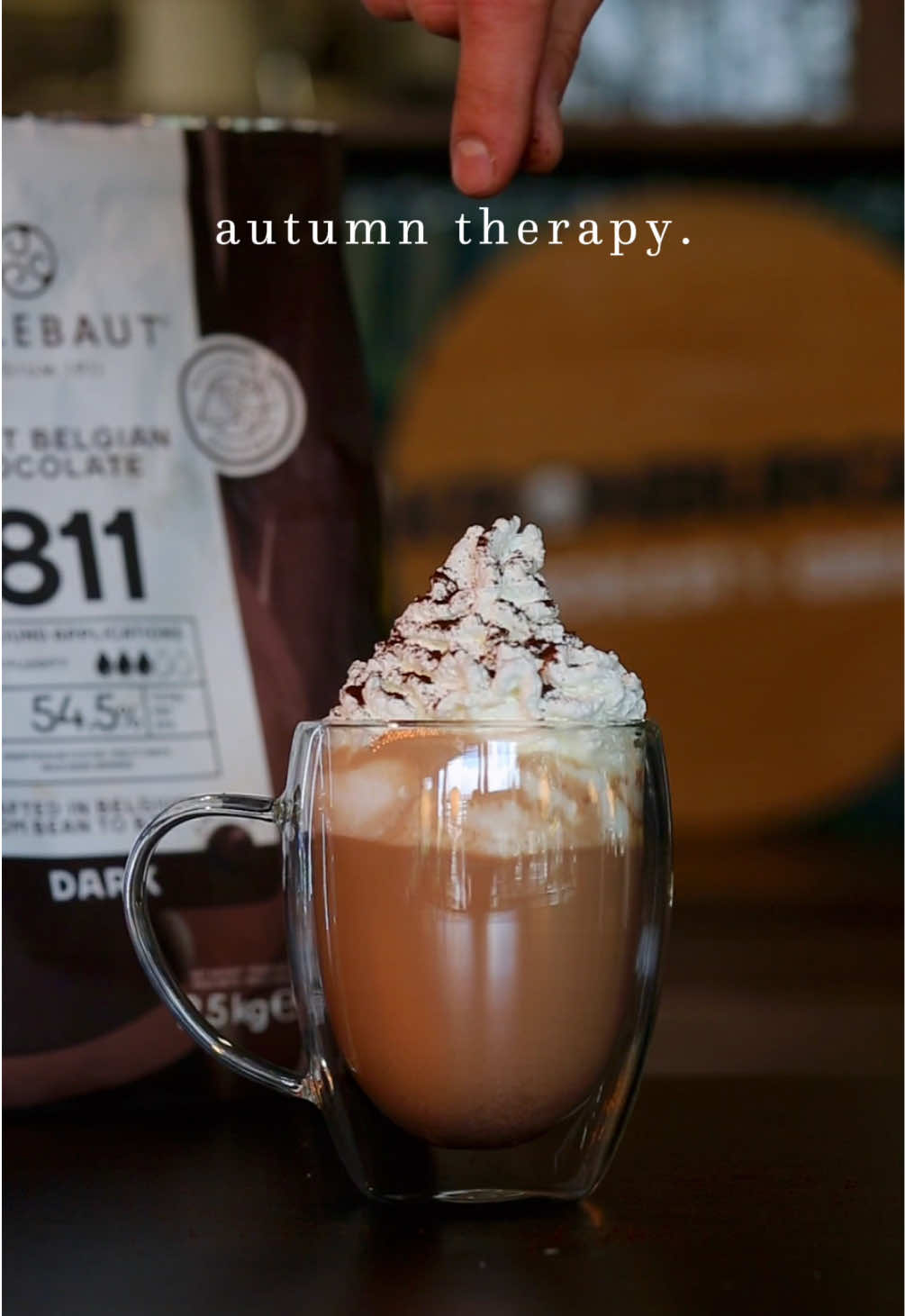 Autumn vibes + ciocolată caldă = cozy perfection 🍂☕ La Kronburger Smoker & Grill, fiecare clipă devine o terapie de toamnă. ✨ #ciocolatacalda #emotiedetoamna #kronburgersmokerandgrill 