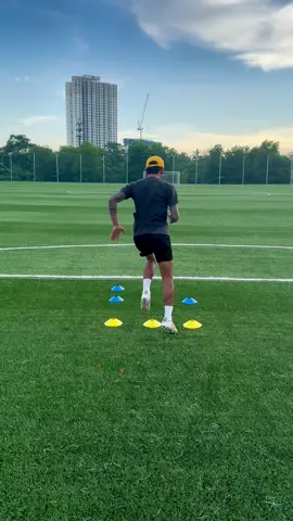 🏁3SET🏁  ⚡️Ankle stability and explosive first step. This drill trains your body to move laterally with speed and control.  ⚡️The key is quick transition and an explosive push-off on the final sprint. This is how you win those small-space battles. #myfootballfit #footballtraining #agilitydrill #Fitness #🇲🇾 @Seriemas Sportsplex 