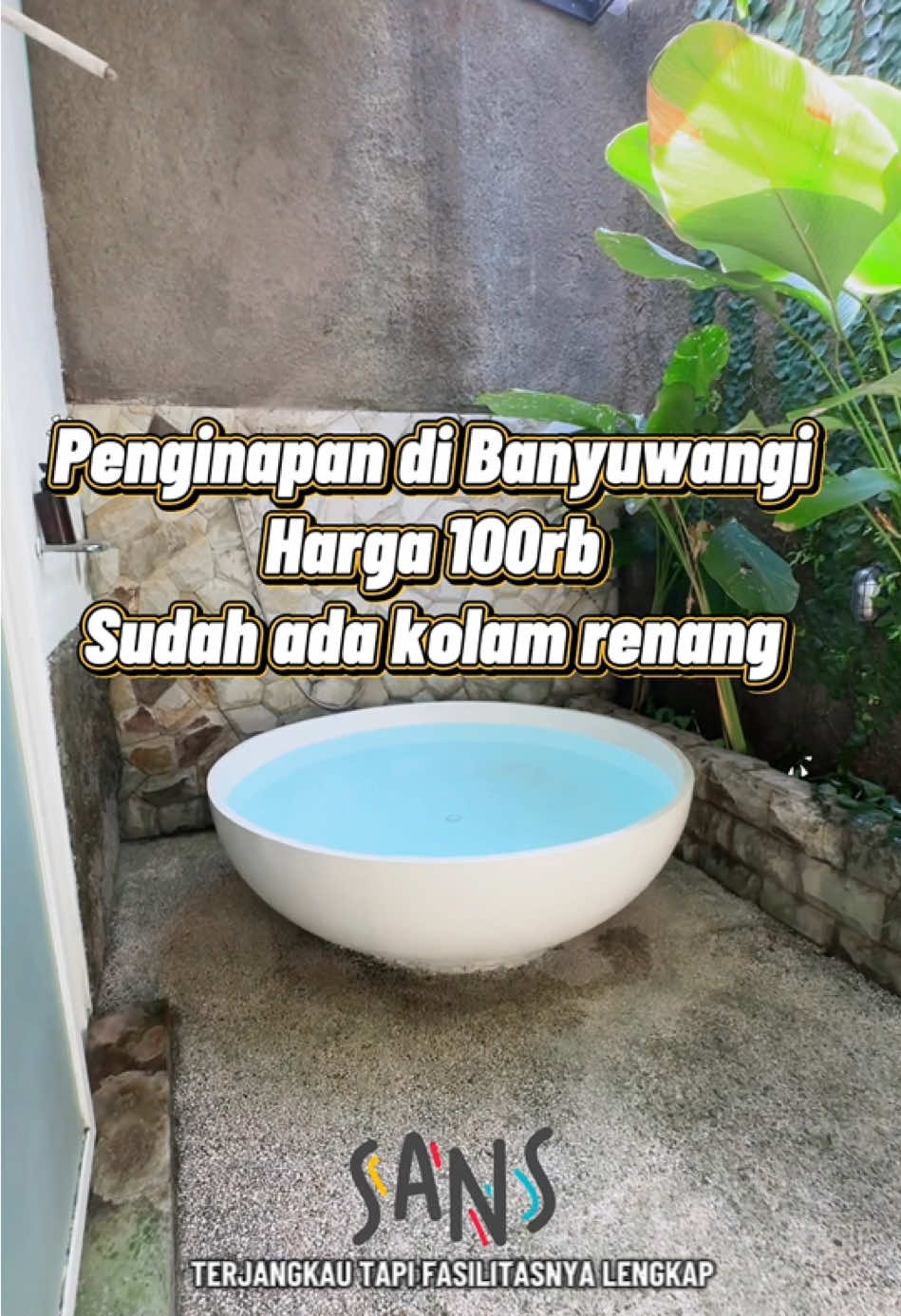 Rekomendasi penginapan 100rban di banyuwangi yg di lengkapi fasilitas kolam renang. Lokasinya ada di pusat kota jadi dekat dengan setasiun dan tempat wisata. 📍 Sans Borobudur Homestay Banyuwangi  Untuk dapat harga yg terbaik bookingnya lewat aplikasi RedDoorz dengan pakai kode  promo :