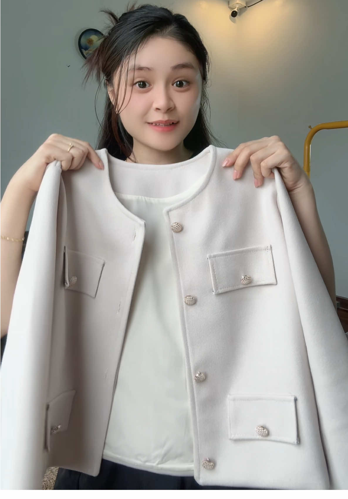 hai cốc trà sữa đổi đến một chiếc áo khoác các bạn có đổi không? #almirastore #aokhoac #aokhoacmuadong #aokhoacda #aokhoacnu 