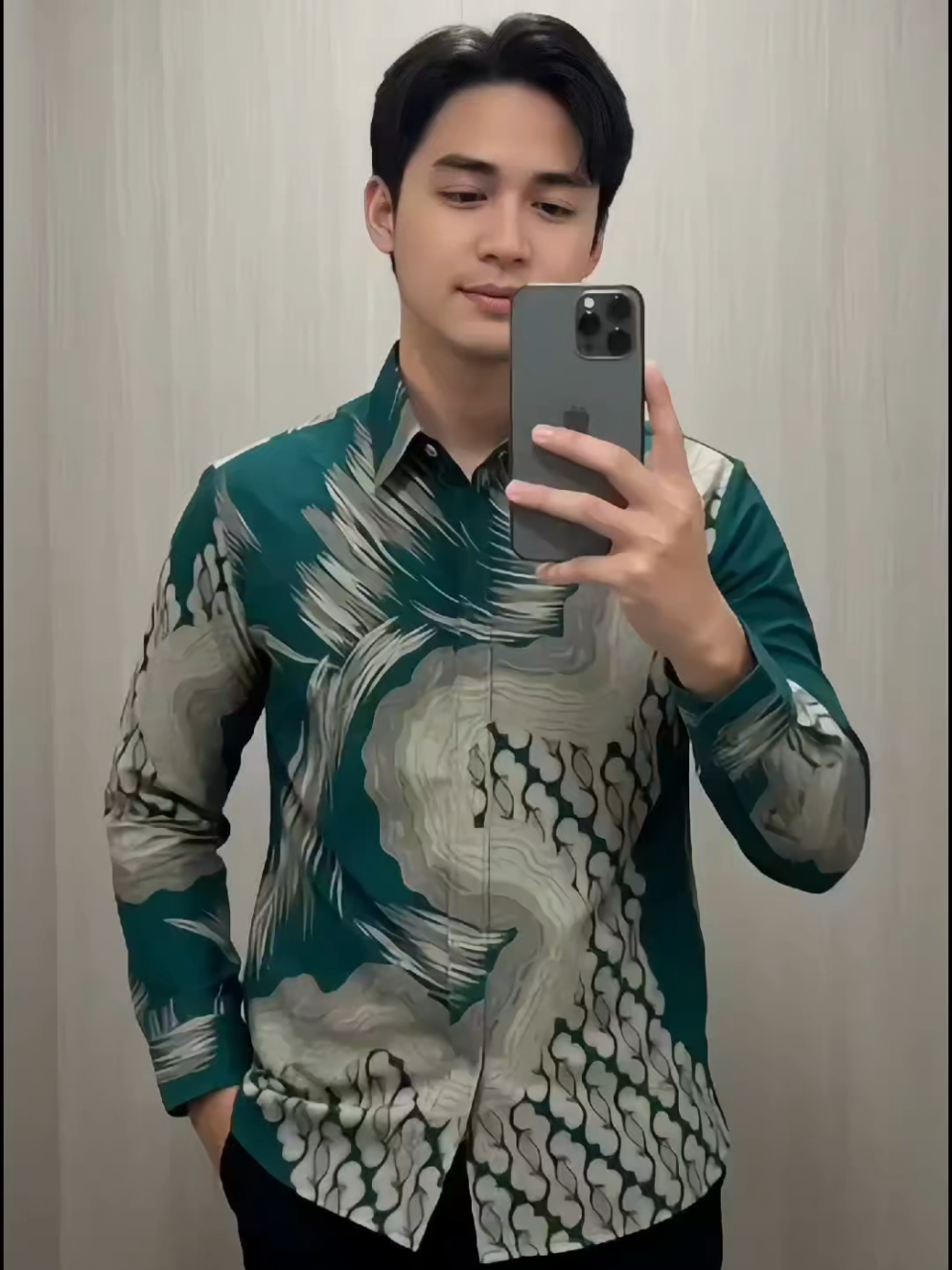 Kemeja batik pria slimfit modern #kemejabatik #kemejabatikslimfit #batikslimfit #jangkauanluas #fyp 