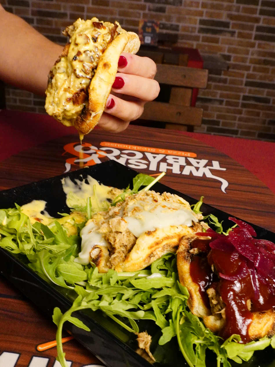 Hai già provato il nostro TRIS DI PULLED PORK? 😍 Tre esplosioni di gusto, una più irresistibile dell’altra: 🔥 Salsa Cheddar e Bacon per chi ama il sapore deciso, 🍯 Cipolla Caramellata e BBQ per chi sogna l’America a ogni morso, 🧀 Crema Gorgonzola e Cipolla Crispy per i palati più audaci. Un mix goloso che conquista dal primo morso 😋 👉 Tu che tipo sei? 𝗣𝗥𝗘𝗡𝗢𝗧𝗔 𝗨𝗡 𝗧𝗔𝗩𝗢𝗟𝗢 📍 Via Croce Rossa, 149, Palermo 📞 0916618356 - 📲 333 203 0616 oppure 👉🏻 LINK IN BIO #pulledporksandwich #dovemangiareapalermo #salsacheddar #bbq #PulledPorkBBQ 