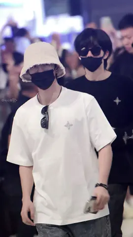 selalu outfit bandara yg ditunggu-tunggu...🧎🔥 #desire4inbangkok#xingqiu#fyppppppppppppppppppppppp 
