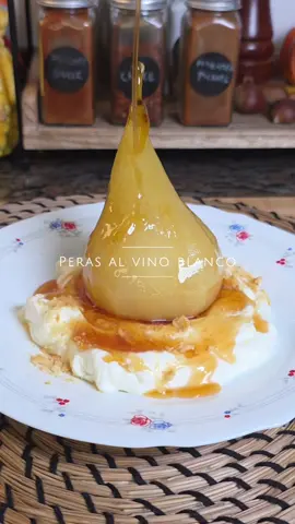 🍐🍯 Peras al vino blanco, un clásico que te sorprenderá 🤤 Ingredientes: - 4 peras no demasiado maduras - 750 ml de un vino blanco con toques afrutados - 2 uds de anís estrellado - 150 gr de azúcar  - 1 rama de canela - Piel de 1 limón  - Piel de ½ naranja  - Nata montada para acompañar - Galleta picada para decorar (lotus, maría) #recetas #recetasfaciles #Receta #perasalvino #postre 