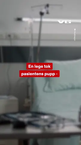 En lege tok pasientens pupp i munnen og masserte.