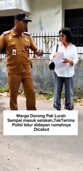 Viral,Seorang di medan mendorong Lurah Sampai masuk selokan karena tak terima Polisi tidur didepan rumahnya yang terbuat dari ban dilepas oleh lurah setempat.  Alasan Pak Lurah karena banyak aduan warga terkait Ban yang dipaku melintang di jalan, membuat bocor kendaraan yang melintas. #Fy #4u #masukberanda #wargamasagitusih #jangkauanluas 