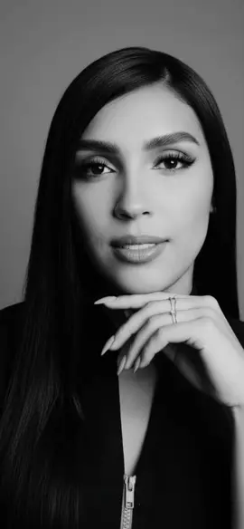 De: Mi, Para: Mi, Por: Mi. Recordar siempre y nunca olvidarte que eres una hija de la Corte Celestial, no lo olvides: la luz divina fluye en tus venas. ​Eres una joya preciosa, una Hija de Dios, creada con un propósito glorioso y dotada de un valor incalculable. En ti reside Su amor incondicional y Su gracia infinita. Cuando el camino se sienta pesado o la oscuridad intente opacar tu brillo, recuerda la inmensidad de tu Padre Celestial. ​Y si la batalla arrecia, eleva tu corazón y siente el poder de San Miguel Arcángel cubriéndote con su escudo de luz. Él es el Capitán de las Huestes Celestiales, el defensor de la verdad, y camina a tu lado como tu protector. Su fuerza es tu apoyo; su valor, tu inspiración. ​Levántate cada día con la nobleza que te confiere tu linaje. Camina con audacia, habla con bondad y sé un reflejo de la luz que llevas dentro. Eres amada, eres capaz y estás sostenida por la fuerza más grande del universo. ​¡Sé valiente, mi Princesa! Tienes al Cielo a tu favor.