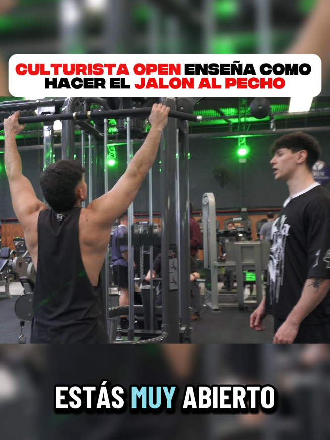 culturista open le enseña a nachito a como hacer el jalon al pecho #entrenamiento #espalda #jalonalpecho #consejos 