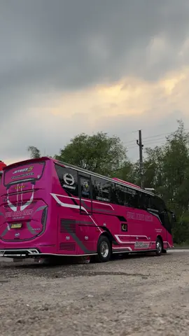 Tampil ganteng sore 😎 #sewabuspariwisatamagetan  #jualbelitruknpariwisata  #singleglassbus  #hinorm280abs #magetanhitz 