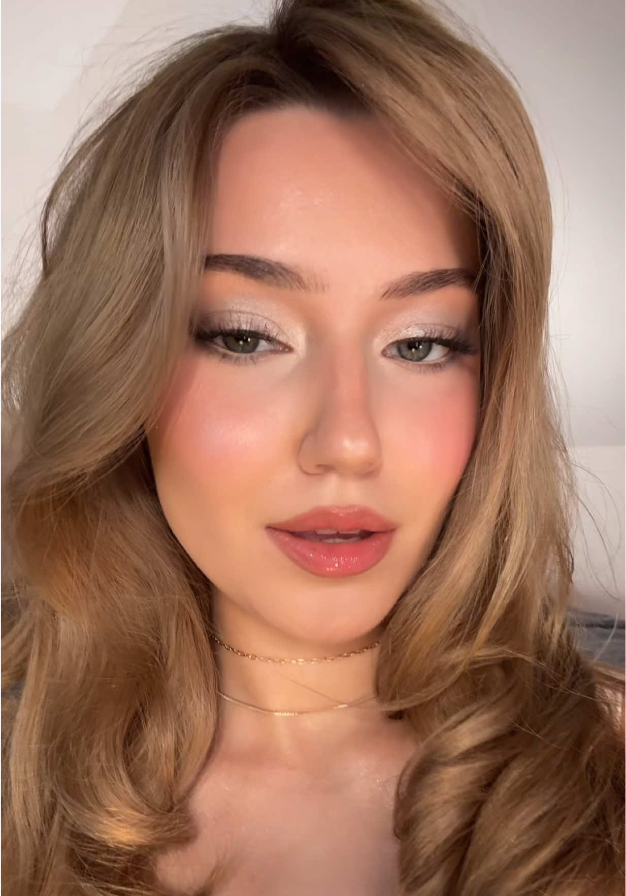 only above the neck aahahaha @Victoria’s Secret 🪽💗 #victoriassecret #vsmodel #vsangelmakeup 