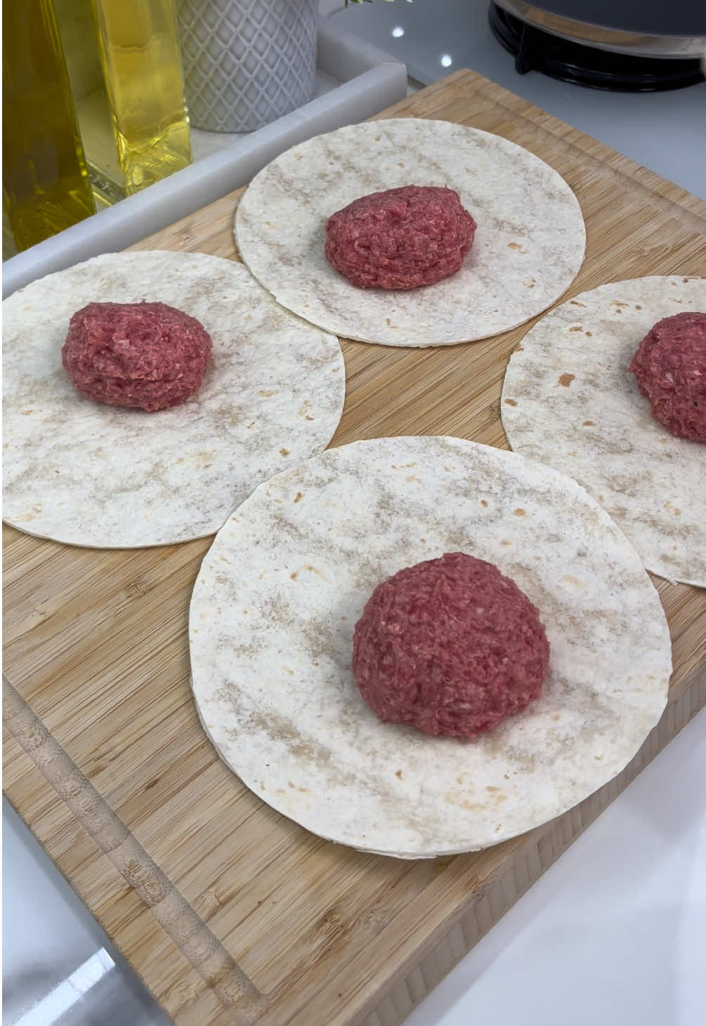 Evde 10 Dakikada Taco Keyfi 🌮 bunu mutlaka denemelisiniz🤌 Malzemeler: 	•	4 adet lavaş tortilla  	•	200 gram kıyma 	•	1 çay kaşığı tuz 	•	Yarım çay kaşığı karabiber 	•	5-6 adet salatalık turşusu 	•	1 adet soğan 	•	2 yemek kaşığı  mayonez 	•	2 yemek kaşığı  ketçap  	•	8 dilim cheddar peyniri  	•	Marul 	•	1 adet domates Yapılışı: Lavaşları küçük tava kapağıyla kesip küçültelim. Kıymayı tuz ve karabiberle karıştırıp lavaşın üzerine ince bir tabaka halinde yayalım. Tavada kısık ateşte, bastırarak iki tarafını da pişirelim. Ters çevirip üzerine 2 dilim cheddar peyniri koyup kapağını kapatalım, peynir eriyene kadar bekleyelim. Bu sırada sosu hazırlayalım: turşu ve soğanı minik minik doğrayıp mayonez ve ketçapla karıştıralım. Taconun üzerine ince doğranmış marul, domates ve sostan ekleyelim. Yanlardan büküp kapatalım. 10 dakikada hazır, enfes taco keyfi! 🌮💛  Afiyet olsun!  #taco 