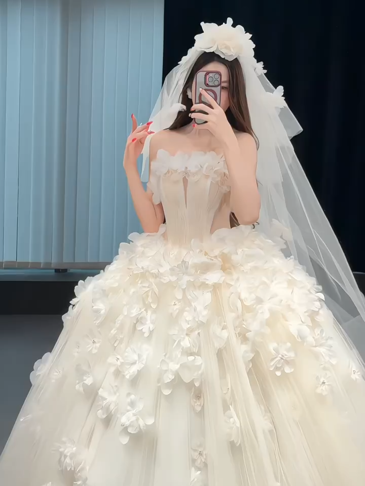 🌿 La beauté se tisse à la main. – Vẻ đẹp được dệt nên bằng đôi tay.🌸 🫶🏻Nhận đặt may , cover tất cả các mẫu váy cưới , cân chỉnh các size 🫶🏻 𝐋𝐚 𝐏𝐞𝐭𝐢𝐭𝐞 𝐌𝐚𝐫𝐢𝐞𝐞 📞 Hẹn thử váy, báo giá các váy có sẵn: 𝟘𝟛𝟛.𝟡𝟙𝟙.𝟙𝟙𝟛𝟜 ⏰Giờ làm việc: 9-21h hàng ngày 💒Địa chỉ 𝐋𝐚 𝐏𝐞𝐭𝐢𝐭𝐞 𝐌𝐚𝐫𝐢𝐞𝐞: 438/34 Lê Hồng Phong phường 1 quận 10 Tp. Hồ Chí Minh#weddingdress #vayxinh #lapetitemarie #wedding #xuhuong #vaycuoi #dress