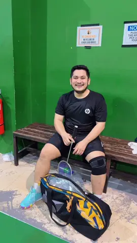 Ngga2 lagi main badminton pake celana kain parasut 😌