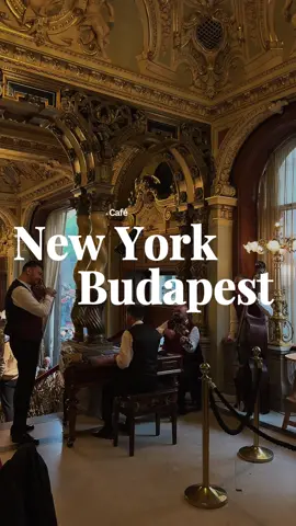 New York Café في بودابست، واللي يعتبر من أفخم وأجمل المقاهي في العالم. الديكور ملكي، والمكان فعلاً تحفة معمارية، تحس نفسك بقصر مو كافيه #aztravls #budapest #newyorkcafe #hungarytravel #travelbudapest #كافيهات_بودابست #سفر #توصيات_سفر #cafevibes #سياحة #بودابست  #المجر 