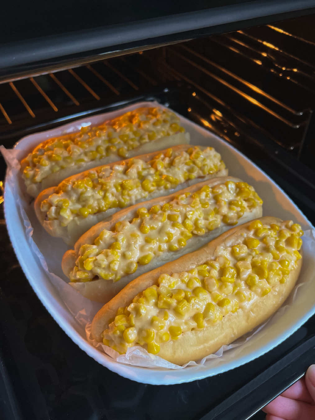 Хот-доги із сирною кукурудзою 🌭 Інгредієнти: •булочки 4 шт •сосиски 4 шт •кукурудза 1 б •сир 120 г •крем-сир 1 ст.л  •вершкове масло 20 г Соус: •цибуля 1 шт •мариновані огірки 1-2 шт •гірчиця 1 ч.л •майонез Провансаль Щедро 2 ст.л •соус Шашличний Щедро 2 ст.л Приготування: Для соусу зʼєднати дрібно нарізану цибулю і огірки, гірчицю, майонез і Шашличний соус. На сосисках зробити надрізи і обсмажити на невеликій кількості олії. В сотейнику або сковорідці розтопити масло, всипати кукурудзу. Додати крем-сир, перемішати. Всипати натертий сир і готувати до того часу, поки сир повністю не розплавиться. Булочку розрізати, змастити соусом, викласти сосиску, а зверху сирну кукурудзу. Поставити хот-доги в розігріту до 200 градусів духовку на 10 хвилин. Смачного🤗 #рецепт #хотдог #фудблог #тіктокукраїна #рецептиукраїнською 