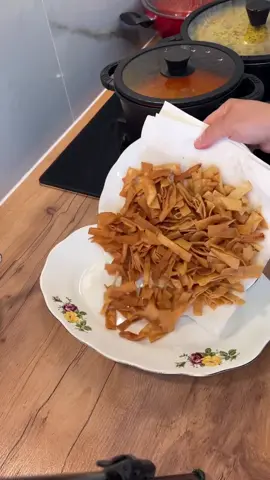 خبز صاج مقلي، باذنجان مقلي بطاطا مقلية الصوص: كوب لبن راشي ٤ ملاعق رشة ملح و كمون عصير ليمونة