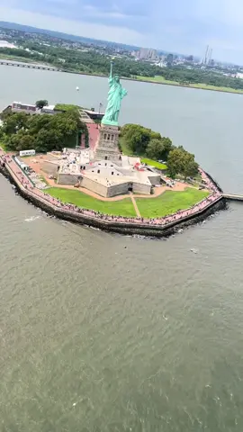 Flying over NYC 🚁 #flynyon #flymetonewyork #helicopter #helicopternyc 