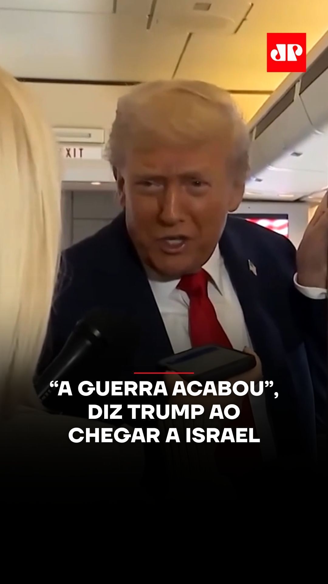 Donald Trump declarou que “a guerra acabou”. Ele afirmou que o plano de paz vai funcionar “porque as pessoas estão cansadas da guerra”. A visita a Israel ocorre após o início do cessar-fogo e a libertação dos reféns israelenses, resultado do acordo mediado por Washington. Trump se reunirá com familiares das vítimas dos ataques de 7 de outubro de 2023 fez um discurso no Knesset, tornando-se o primeiro presidente americano a falar no Parlamento israelense desde George W. Bush, em 2008. Depois de Israel, Trump seguirá para o Egito, onde participará da Cúpula pela Paz. 📹 Reprodução: Reuters 📺 Confira na JP News e Panflix 📌 Siga o nosso perfil @jovempannews #Internacional #Trump #Israel #CessarFogo #Gaza #Paz #Netanyahu