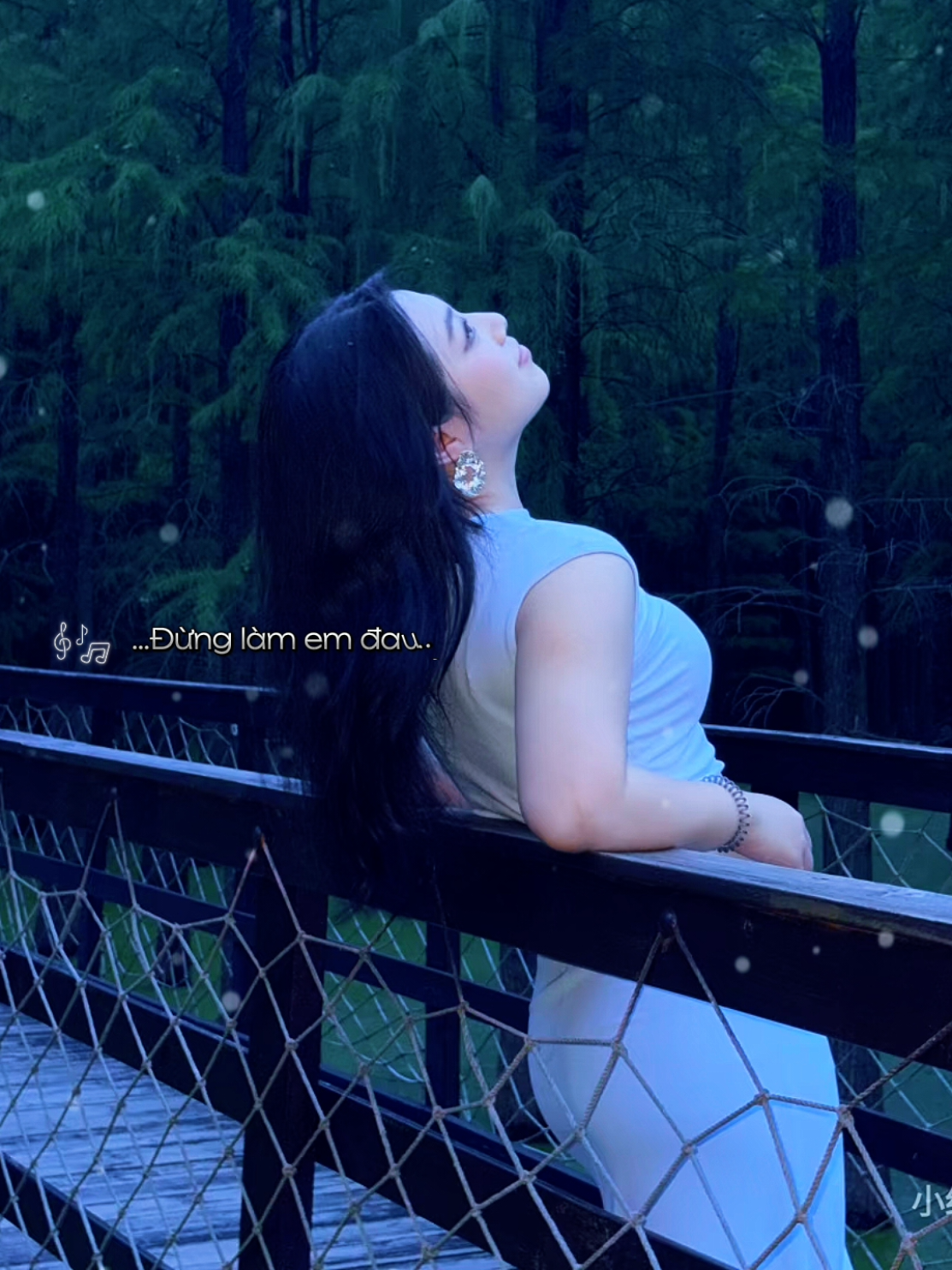 Sau này em sẽ không thương anh nữa đâu… Suốt một thời gian không danh không phận, vẫn không từ bỏ. Em của năm tháng ấy đã hết lòng như vậy đấy nhưng vẫn không được anh thương. Vừa làm khó anh, vừa không được dỗ, vừa đau lòng em, lại vừa phải một mình đổi mặt với mớ suy nghĩ tiêu cực trong đầu... Em tự ôm tổn thương, tự cố chấp với tình cảm này mà chưa 1 lần được hồi đáp.. Lần này thôi nhé, em không giận nữa đầu, cũng không để anh làm em khóc nấc một mình trong đêm nữa đâu. 