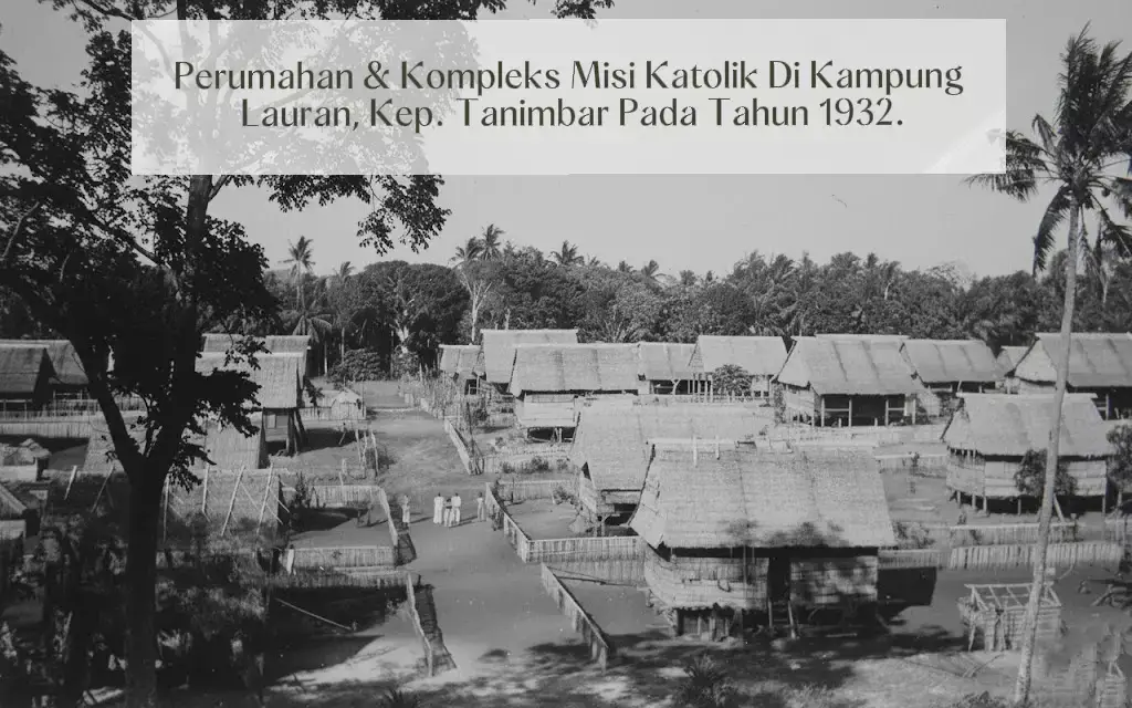 Potret Perumahan dan Kompleks Misi Katolik Di Kampung Lauran, Kepulauan Tanimbar. Foto Diambil Pada Tahun 1932. Tampak Juga Dalam Foto, Warga Yang Berdiri Di Tengah Jalan Kampung. Koleksi Foto Dari Arsip Misionaris Hati Kudus Yesus (MSC) Belanda.