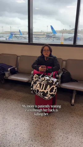 Biggest losers are the crew members who had to wait inside the flight the whole time. the biggest winners are the 25 people who took the cash and decided to go the next day. So brutal! #travelnightmare #traveltok 