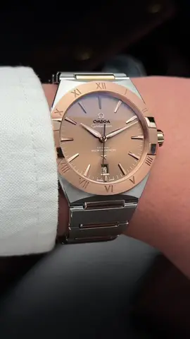 OMEGA CONSTELLATION 131.20.39.20.13.001 – SỰ HÀI HÒA CỦA ÁNH NÂU VÀ VÀNG SANG TRỌNG ✨ Mặt số nâu ánh tia sáng cuốn hút trong từng góc nhìn, kết hợp hoàn hảo cùng khung vỏ và viền Sedna™ Gold – biểu tượng của phong thái thanh lịch và tinh tế. Bên trong là bộ máy Co-Axial Master Chronometer Calibre 8800, đạt chứng nhận METAS – chuẩn mực cao nhất về độ chính xác, chống từ và hiệu năng bền bỉ. 🔥 Hàng new fullset – kèo thơm đang sẵn tại Đồng Hồ Phố! Một chiếc OMEGA chuẩn Swiss luxury dành cho quý ông yêu sự tinh tế vượt thời gian. #Omega #Constellation ##DongHoPho #MasterChronometer #SednaGold    