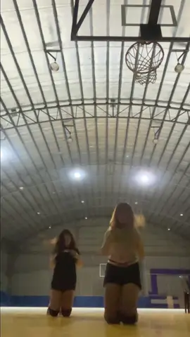 Dc: @aigeraax_ #godisawoman #foryou #fyp #dance 