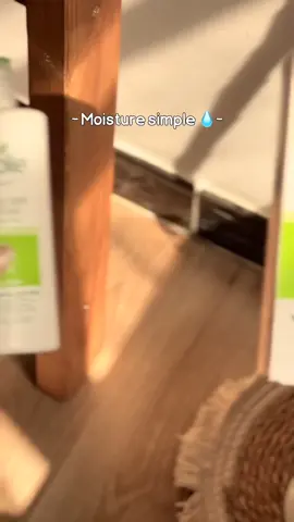 مرطب سمبل اليومي لطيف وخفيف على البشرة✅ بتركيبة خفيفة الوزن وسريعة الامتصاص لاتسبب أنسداد المسام ✅ ،يحافظ على ترطيب البشرة لمدة تصل إلى 12 ساعة✅😍  ‏Simple Hydrating light moisturiser 125ml مرطب خفيف القوام 😋من سمبل الغنية عن التعريف😌✅ ينفع للبشرة الجافة❤️ بسبب ترطيبه العميق✅👍🏻 وايضا للبشرة الدهنية♻️ ✅بسبب خفة قوامه،👀✅ مناسب جدا للبشرة الحساسة💜✅ يحتوي على فيتامين B5 👇🏻للترطيب العميق✅ وفيتامين E للنضارة🥰✅ و حروق الشمس ☀️ خالي من الالوان الصناعية و العطور و المواد الكيميائية القاسية التي يمكن أن تزعج بشرتج،  تم اختباره من قبل أطباء الجلدية ، غير مسبب للحساسية ولا يسبب الحساسية مثالي لكل انواع البشرة 🤍 #كوزمتك #مرطب #منتجات #عناية #مكياج