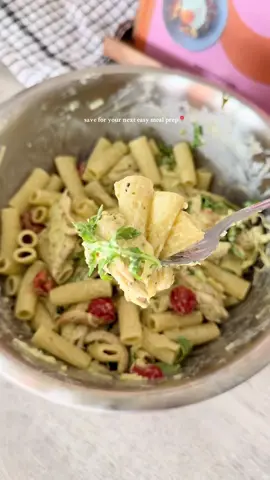pesto chicken & mozzarella pasta😍enjoy for just 511 calories & 50g protein per serving and it takes less than 30 minutes to make! This recipe was super easy to throw together and was full of flavour😍a new lunch time fave!  get instant access to 350 more high protein recipes when you join my @kirstyskitchenclub app - link in bio ✨ *makes 2x servings* Ingredients - 120g pasta ( uncooked weight ) - 300g chicken breast - 100g baby plum tomatoes - 30g mayonnaise ( I used hellmans lighter than light ) - 50g cream cheese ( I used Philadelphia lightest ) - 30g reduced fat pesto - 30g grated mozzarella - Handful of salad leaves ( I used rocket/ arugula ) - Pinch of salt & pepper Method - Pop your pasta on to boil. - Season your chicken breast with a pinch of salt & pepper then pop in the airfryer or oven for 30 minutes at 200C until cooked through and no longer pink. - Drain your pasta and leave to cool. Meanwhile, pull apart your cooked chicken until completely shredded. - Add your cooked pasta, shredded chicken, rocket, cream cheese, mayonnaise, pesto, mozzarella cheese, salt & pepper to a bowl then mix until fully combined and enjoy!! Per serving: ✨CALORIES: 511 ✨PROTEIN: 50g ✨CARBS: 49g ✨FAT: 10g @kirstyfletcher — #pestopasta #mealprep #EasyRecipes #highprotein #chickenpasta 