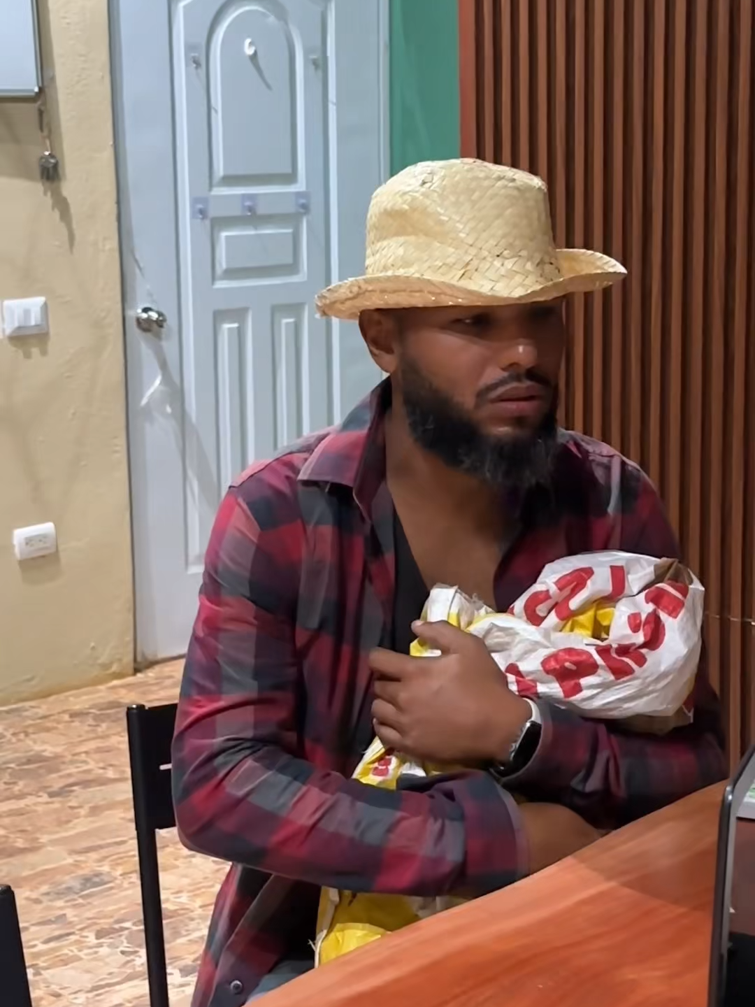 Su sencillez hizo que lo juzgaran… hasta que descubrieron quién era. (Parte 4) #corto #viralvideo #historias