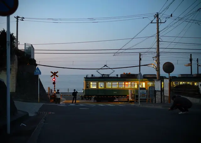 「江ノ電で海を見ながら通学したい」という理由で、中学受験は江ノ電沿線の学校しか受けなかった(結局校則と通学時間の関係でたまにしか使えなかったけど)。 年々観光客が増え、人がいないここの風景を撮るには始発でないと厳しい。 江ノ電に揺られていると、地元が神奈川で良かったなと思う。 #江ノ電 #sigma #streetsnap #朝焼け #絶景 