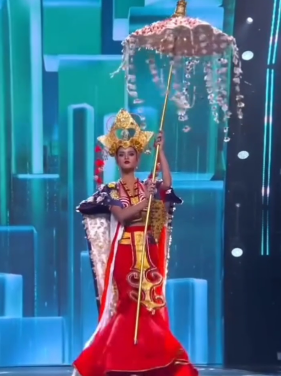 National Costume • Miss Grand Nepal • Jessica Singh Thakuri ❤️✨🇳🇵 About National Costume: Theme: Flair of Festivals Inspiration: Major Jatras of Kathmandu Valley Costume Name: Tejomanditah From the heart of Kathmandu Valley comes Tejomanditah “the one adorned with divine light.” Inspired by Nepal’s grand jatras, it celebrates faith, art, and unity. The headpiece reflects purity through the sacred Jal Nhyaka, while the umbrella and ornaments symbolize blessings and protection. In hues of gold, red, and royal purple, Tejomanditah shines as a tribute to Nepal’s spirit, where culture becomes unity and tradition becomes light. #fyp #MissGrandNepal #nationalcostume #jessicasinghthakuri #NepalsPageantrySparkle✨ 