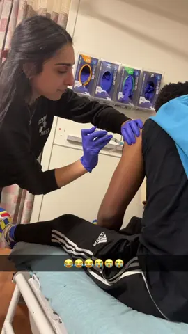 Fear of needles 💉😨#injectingshot #jumpscare #scream #scare #fails #prank #funnyprank #foryou #fyp #foryourpage