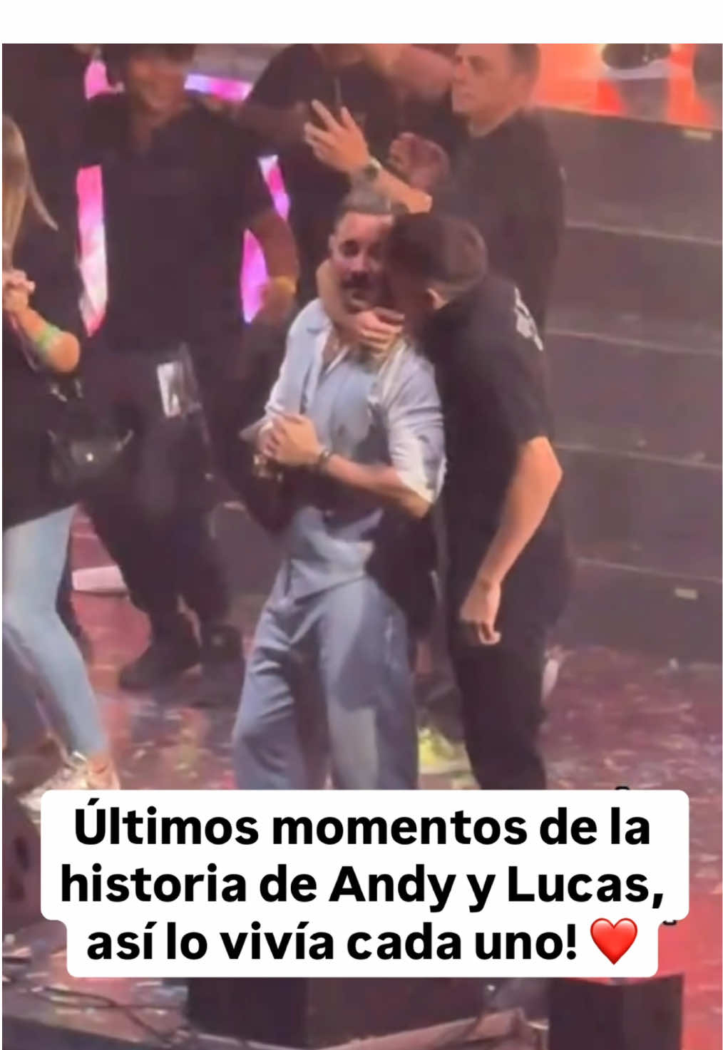 Las imágenes de la despedida de Andy y Lucas como dúo han generado mucha polémica. El viernes los dos artistas anunciaron su separación durante el último concierto de su gira en el Palacio Vistalegre de Madrid. Mientras Lucas celebraba con el público y sus compañeros los más de 20 años en la música con el dúo, el pobre Andy se quedó llorando al fondo del escenario y tuvo que ser consolado por un técnico del equipo. Al día siguiente, Andy anunció que antes de Navidades sacará su primer single en solitario.  Y vosotros, ¿creéis que Lucas debería haberlo celebrado con Andy? (Fuente @mowlihawk)  #andyylucas 