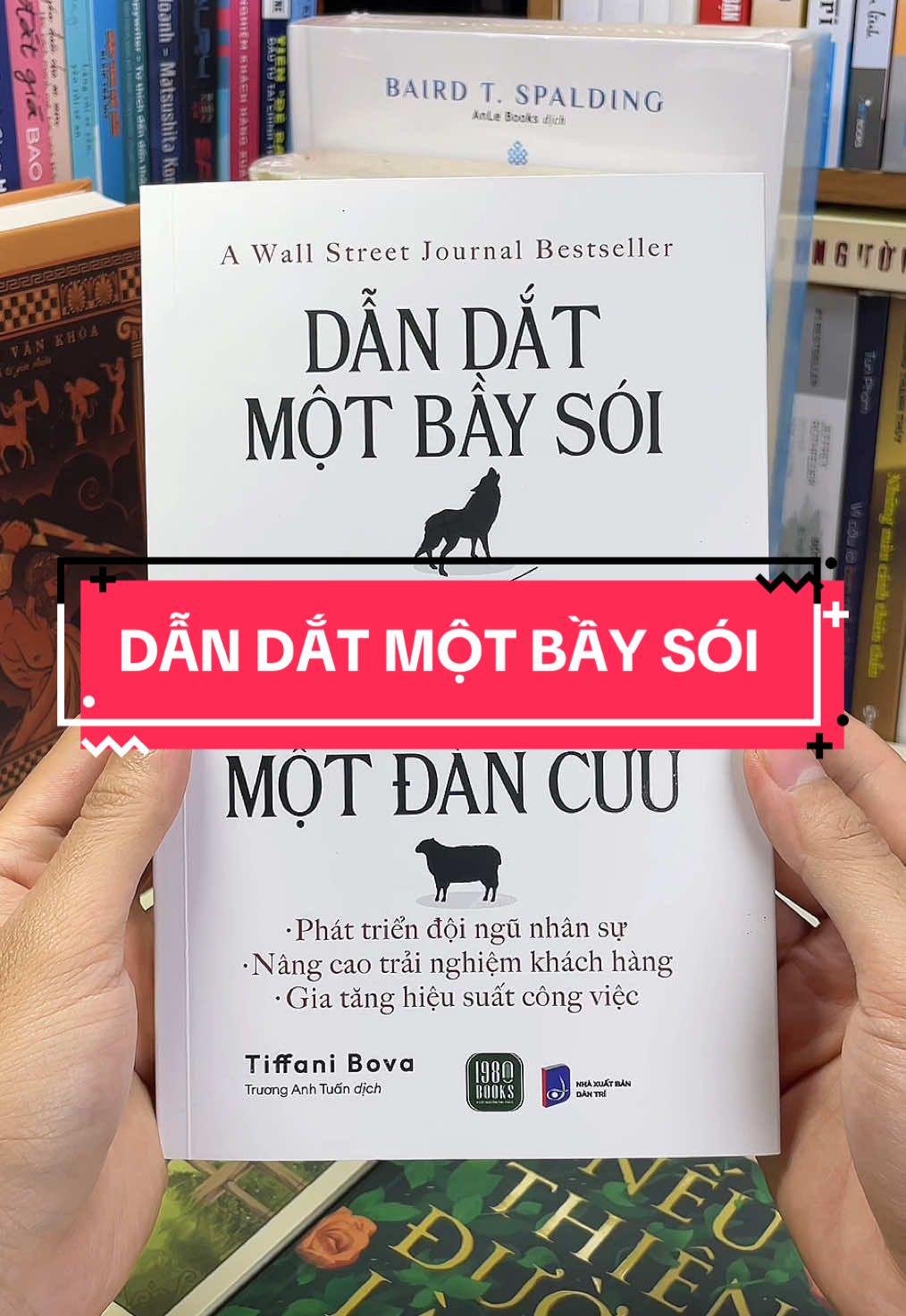 Dẫn Dắt Một Bầy Sói Hay Chăn Một Đàn Cừu – Cuốn Sách Vạch Trần Sự Thật Lãnh Đạo Mà Không Ai Dạy Bạn! Làm sếp không khó, nhưng làm người lãnh đạo được tôn trọng thì cực kỳ khó. “Dẫn Dắt Một Bầy Sói Hay Chăn Một Đàn Cừu” sẽ khiến bạn nhìn lại toàn bộ cách quản trị con người và phát triển đội ngũ. Bạn sẽ nhận ra — nhân viên không cần một “ông chủ”, họ cần một thủ lĩnh biết truyền cảm hứng, biết lắng nghe, biết khơi dậy bản năng chiến đấu của cả đội. Cuốn sách này hé mở những chiến lược lãnh đạo thông minh của các CEO hàng đầu thế giới: - Cách biến áp lực thành động lực. - Cách dẫn dắt “bầy sói” – những cá nhân mạnh mẽ – mà không để họ xung đột với nhau. - Và quan trọng, cách khiến tập thể bình thường đạt được kết quả phi thường. Nếu bạn đang làm sếp, làm leader, hoặc đang ấp ủ ước mơ trở thành người dẫn đầu — hãy đọc cuốn này trước khi quá muộn. Vì trong thế giới cạnh tranh ngày nay, hoặc bạn dẫn đầu, hoặc bạn bị dẫn dắt. #tiemsachbinhyen #BookTok #sach #sachhay #dandatmotbaysoihaychanmotdancuu 