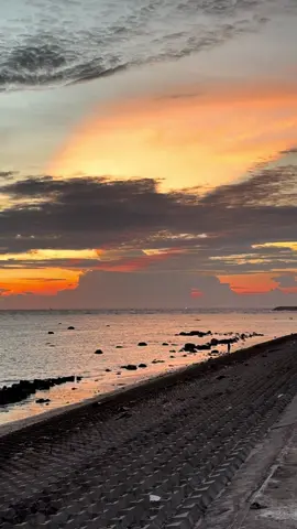 Đưa tay ra sợ sai lầm, rụt tay về sợ lỡ mất. Lùi một bước thì không nỡ, tiến một bước lại không có tư cách..! #dulich #hoanghon #binhminh #tamtrang #daophuquy 